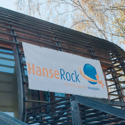 Eingangsbereich des Kletterparks mit dem Logo des HanseRock